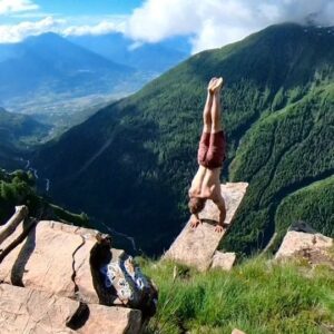 Pablo Signoret Instagram - Feeling at peace playing in this majestic valley. 🦊 

#handstand