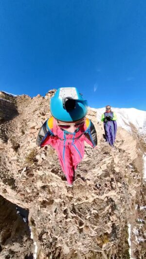Pablo Signoret Instagram - RAW pleasure from today, last jump of the year in my garden ! Cherish the stoke 🫶🌸 

Thanks @tomyroud for a sick day 🤘

@squirrel.ws 
@insta360 

#friesenjung