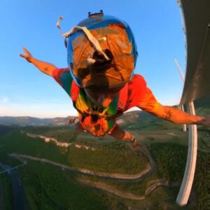 Pablo Signoret Instagram - Rocking the @lemmingsbase shirt at sunset 🌇

@insta360 One X2
#insta360 #insta360oneX2 #basejump