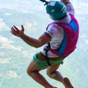 Pablo Signoret Instagram - That time I wanted to be like @gautierbourgard ... But it didn't really work 🤣🤌

@antygravity_ getting the shot like a boss 🙏🏼

@squirrel.ws 
@insta360 

#basejump #aerials #sillysalmon #flips #china