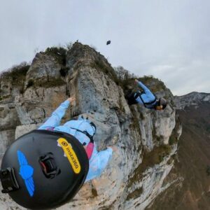 Pablo Signoret Instagram - If you gotta do it, do it in style 🤌 

@insta360 
@squirrel.ws 
@frangipanistyle 

#insta360 #basejump #cliff #shirt #italianstyle