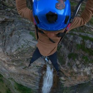 Pablo Signoret Instagram - Fun fact : Tracking jumps are also bangers under canopy ! Here I am slow flying in my backyard ! 🤘🏼

@insta360 
@squirrel.ws 

#insta360onex2 #basejump #basejump