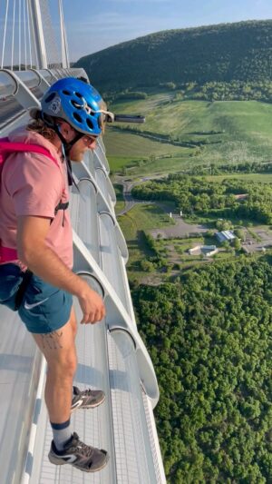 Pablo Signoret Instagram - 🤌😂

Shot on @insta360 One X2

#insta360oneX2 #insta360
#basejump #spin