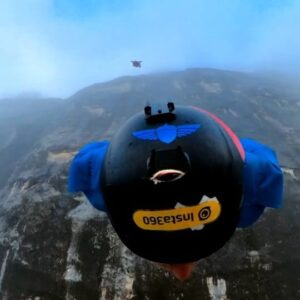 Pablo Signoret Instagram - Silly two way with my favorite bird @antygravity_ ! 

@insta360
@squirrel.ws 
@sprayground 

#basejump #lauterbrunnen #fog #clouds #adventure #friends #outdoor