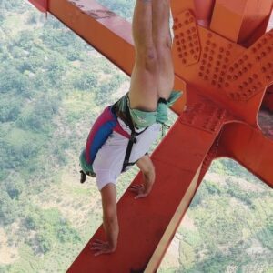 Pablo Signoret Instagram - Haven't trained my handstand in two months because of shoulder pain, it's starting to get better and I'm stoked I could still do that mandatory handstand exit on the bridge 🤘🏼 ! 

Thanks @antygravity_ for the shot 💃

@squirrel.ws
@insta360
#handstand #basejump #bridge #china