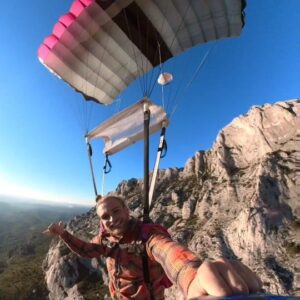 Pablo Signoret Instagram - I have been studying more than jumping lately, but I always got time for a good old sunset solo mission ! It's a classic but mannn it was so sick 🤩🔥

📷@insta360 
🪂@squirrel.ws 

#basejump #saintevictoire