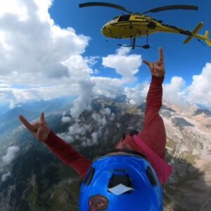 Pablo Signoret Instagram - Heli drop above @anzere restaurant ! Can't wait for the winter edition !! 🔥🔥

@insta360 
@squirrel.ws 

#basejump #skydiving #helicopter