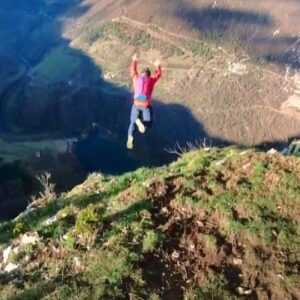 Pablo Signoret Instagram - And yet another slick track off this classic exit, but this one gracefully ends with a backflip 🤌 ! 

🎥@xbigbreadx

@insta360 
@squirrel.ws 
@lagoped_ 

#basejump #baseball #track #slick #backflip #outdoor #adventure #flip