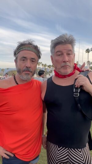 Pachu Peña Instagram - Tarde de locura en Coachella, Indio CA. 😜 Y un día volvieron LOS MODELOS pero tenía que ser en el evento musical más importante del 🌍 @pachu_pena @pablo_grana 🥰 Qué onda los tres outfits que pelamos ?