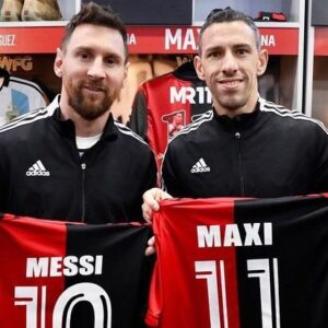 Pachu Peña Instagram - Una noche única,la que vivimos ayer en la despedida del enorme @maxirodriguez11oficial . Gracias de corazón por hacerme partícipe Fiera querido,gracias a todas las figuras que se hicieron presente, al público por el respeto hacia todos, a @leomessi por venir en tu cumple, al enorme @angeldimariajm por tu gesto a Leonel Scaloni @leoparedes20 ídolos, y los inigualables @jpsorin6 @gabrielbatistutaok @r.sensini @dale10 @ortegaariel10 @javier.saviolaok y una lista interminable de cracks que admiro y son amados.
Gracias amigo de @wfgofficial por la organización, impecable todo. Gracias eternas a todos y a mi @newells y su gente.
(El caño de Maxi estaba ensayado)😀 y @pablo_grana que nunca nos encontramos en la cancha, solo en el asado y en la fiesta.