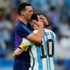 Pachu Peña Instagram - Para mi no hay cabalas ni mufas. Ni coincidencias,ni elijo creer. Acá hay equipo,hay trabajo,hay unión,hay entrega, hay familia detrás de cada uno de ellos,hay talento, hay un cuerpo técnico maravilloso,hay talento de sobra, hay millones de argentinos alentandolos;hay que sufrir,hay lágrimas mientras escribo esto. La mejor selección que vi jugar en vida.Gracias por tanto a cada uno de ustedes. Gracias @afaseleccion @afa.oficial Gracias querido @chiquitapia ❤️
Gracias enorme y único @leomessi por mostrar que sos el uno, el más grande de todos.❤️🇦🇷 @emi_martinez26 te amo❤️🇦🇷
Vamos carajo!🇦🇷🇦🇷🇦🇷