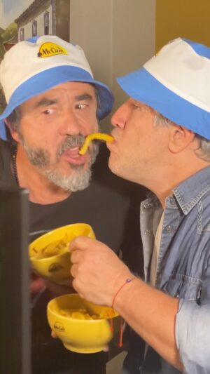 Pachu Peña Instagram - Confesiones de @pablo_grana y @pachu_pena 👬🏻 “La pasión por el fútbol y las papas fritas las vivimos con la misma intensidad porque nos
llenan de felicidad” 🍟❤️
Hacé tu pedido para el próximo partido en tiendamccain.com.ar y ¡te lo enviamos en 48
horas! 🚚
#McCainUnSentimiento #McCain #TiendaMcCain @mccainargentina