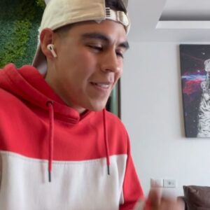 Paco Luna Instagram - Viviré en Vancouver 🇨🇦🥳
Me voy a estudiar actuación y les quiero contar un poquito como tomé la decision 🥹
En Septiembre del año pasado apliqué para ganar una beca completa para estudiar actuación para cámara y cine  allá en Vancouver, tengo que confesar que hice mi audición pensando en que fuera más un ejercicio actoral para mi (ya que pedían todas las escenas y entrevistas en inglés) y sin tener como objetivo el quedarme o no con la beca, cuando fue el último filtro, vinieron los directivos de la escuela a CDMX, recordé también cómo estaba nervioso cuando en 2014 audicioné para entrar al CEA y me di cuenta qué, esta vez estaba audicionando por qué quería demostrarme a mi mismo que podía lograr algo, y también iba a divertirme y ver cómo dirigían en inglés, cosa diferente hace unos años cuando  quería demostrar a los sinodales del CEA que yo quería estar ahí, sin duda los años y el trabajo te dan una seguridad que siento fue lo que les gustó de mi.
Pasaron unos días después del último filtro presencial e hicieron un Zoom donde avisaron los ganadores de las becas y oh, sorpresa! Yo me gané la UNICA BECA del 100%, y lo digo orgulloso y lo expreso por que ni yo me la creo, pero sé también que he trabajado por conseguir lo que quiero y que esto es solo un comienzo a una nueva etapa en mi vida personal, actoral, y laboral. 
Esto que les cuento fue en Octubre del año pasado, yo me gané la beca hace 8 meses pero no sabía si irme o no. 
Luego de muchos meses de incertidumbre, de poner en una balanza miles de sucesos que ocurrían en mi vida, de pensar si salir de mi zona de confort era lo mejor para mí en este momento emocional, si valdría la pena dejar familia, amor, amigos y mi estabilidad, para ir a aventurarme de nuevo en algo que tengo años sin hacer, decidí hace un mes, luego de no quedarme en varias producciones y darme cuenta que Dios y la vida pusieron ante mis ojos una oportunidad tan grande, tomar la beca del 100% de actuación para Vancouver Film School! 

Les voy a documentar todo, y también haré una recaudación de fondos por qué a pesar de ser una beca del 100 tengo que solventar mis gastos 
Shout out espacial a.. (Sigo en comentarios 👇🏽)