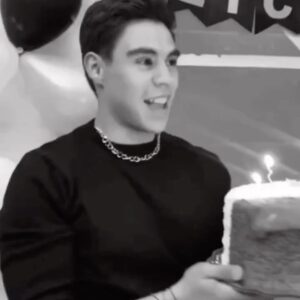 Paco Luna Instagram - Viviré en Vancouver 🇨🇦🥳
Me voy a estudiar actuación y les quiero contar un poquito como tomé la decision 🥹
En Septiembre del año pasado apliqué para ganar una beca completa para estudiar actuación para cámara y cine  allá en Vancouver, tengo que confesar que hice mi audición pensando en que fuera más un ejercicio actoral para mi (ya que pedían todas las escenas y entrevistas en inglés) y sin tener como objetivo el quedarme o no con la beca, cuando fue el último filtro, vinieron los directivos de la escuela a CDMX, recordé también cómo estaba nervioso cuando en 2014 audicioné para entrar al CEA y me di cuenta qué, esta vez estaba audicionando por qué quería demostrarme a mi mismo que podía lograr algo, y también iba a divertirme y ver cómo dirigían en inglés, cosa diferente hace unos años cuando  quería demostrar a los sinodales del CEA que yo quería estar ahí, sin duda los años y el trabajo te dan una seguridad que siento fue lo que les gustó de mi.
Pasaron unos días después del último filtro presencial e hicieron un Zoom donde avisaron los ganadores de las becas y oh, sorpresa! Yo me gané la UNICA BECA del 100%, y lo digo orgulloso y lo expreso por que ni yo me la creo, pero sé también que he trabajado por conseguir lo que quiero y que esto es solo un comienzo a una nueva etapa en mi vida personal, actoral, y laboral. 
Esto que les cuento fue en Octubre del año pasado, yo me gané la beca hace 8 meses pero no sabía si irme o no. 
Luego de muchos meses de incertidumbre, de poner en una balanza miles de sucesos que ocurrían en mi vida, de pensar si salir de mi zona de confort era lo mejor para mí en este momento emocional, si valdría la pena dejar familia, amor, amigos y mi estabilidad, para ir a aventurarme de nuevo en algo que tengo años sin hacer, decidí hace un mes, luego de no quedarme en varias producciones y darme cuenta que Dios y la vida pusieron ante mis ojos una oportunidad tan grande, tomar la beca del 100% de actuación para Vancouver Film School! 

Les voy a documentar todo, y también haré una recaudación de fondos por qué a pesar de ser una beca del 100 tengo que solventar mis gastos 
Shout out espacial a.. (Sigo en comentarios 👇🏽)