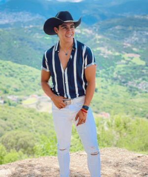 Paco Luna Instagram - Su norteño de confianza como ve? 🤠 Juliantla tiene un pedazo de mi corazón a partir de ahora ⛰❤️Outfit: @bershka #Bershkastyle #Gifted 👕👖👌🏽