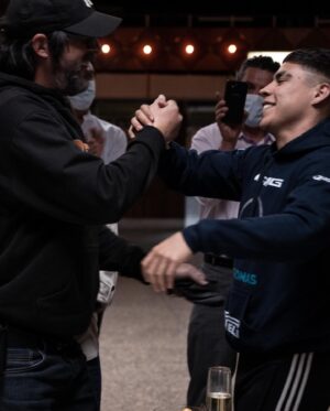 Paco Luna Instagram - Photodump de los mejores recuerdos de las grabaciones de la  peli, @mistoxicosxv 🥹🫣 Sobre las fotos:
1a: Irving 
2a: Irving y su hermana Danae 
3a: Caro, Paco y Memo con mucha propuesta para la escena.
4a: El dire Chava y Paco cuándo terminó de grabar 
5a: Papa, hija e hijo probando cosas caras.
6a: Director felicitando via online etapa Covid por un arduo ensayo de baile. 
7a: Mamá que es Vero, Papá que es Memo e hijo que es Paco en escena. 
8a: Mi felicidad retratada manejando un Mustang 
9a: Sesión familiar 
10a: Val, Memo, Vero, Bere, Farah, Ismael, Pato, en un día de grabación.

Ya casi estrena, ya después les subo mas fotos 😏