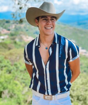 Paco Luna Instagram - Su norteño de confianza como ve? 🤠 Juliantla tiene un pedazo de mi corazón a partir de ahora ⛰❤️Outfit: @bershka #Bershkastyle #Gifted 👕👖👌🏽