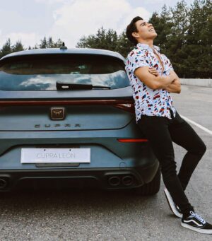 Paco Luna Instagram - Estoy muy contento de contarles lo que se viene 🥰🥳 pero mientras les dejo una foto con un CUPRA 😏