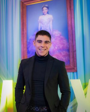 Paco Luna Instagram - Hoy se estrena ¡Sobreviviendo mis XV! Y les dejo las fotos de mi primer red carpet 🤩🕴️, me sentí rodeado de gente que me quiere y me llenó el corazón saber que les gustó el proyecto! Gracias infinitas a @ruthchd @fjgonzalezcompean @chavacartas @pardoanilu @natpayan @lorena_ruvalcaba_  y a todos los que formaron parte de esta aventura! Mañana les subo todas las fotos del backstage y les presumo al elencazo de la peli! ♥️💫 

#actor #film #actorslife #videocine #sobreviviendomisxv #pacoluna