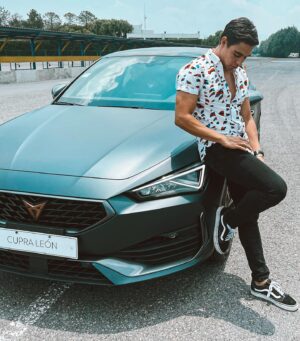 Paco Luna Instagram - Estoy muy contento de contarles lo que se viene 🥰🥳 pero mientras les dejo una foto con un CUPRA 😏