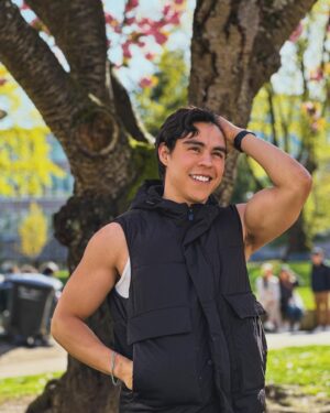 Paco Luna Instagram - 🍒🌿🌹 En la última foto se ve todo el árbol 🤭