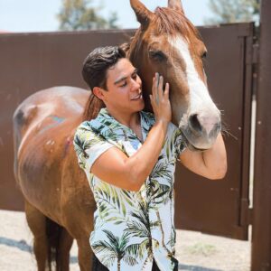Paco Luna Instagram - No existe un lugar mejor para sanar un corazón roto que la espalda de un caballo 🐴🖤