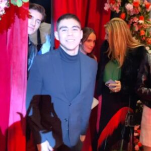 Paco Luna Instagram - Hoy se estrena ¡Sobreviviendo mis XV! Y les dejo las fotos de mi primer red carpet 🤩🕴️, me sentí rodeado de gente que me quiere y me llenó el corazón saber que les gustó el proyecto! Gracias infinitas a @ruthchd @fjgonzalezcompean @chavacartas @pardoanilu @natpayan @lorena_ruvalcaba_  y a todos los que formaron parte de esta aventura! Mañana les subo todas las fotos del backstage y les presumo al elencazo de la peli! ♥️💫 

#actor #film #actorslife #videocine #sobreviviendomisxv #pacoluna