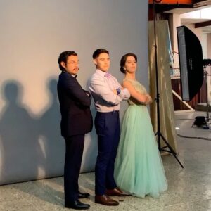 Paco Luna Instagram - Photodump de los mejores recuerdos de las grabaciones de la  peli, @mistoxicosxv 🥹🫣 Sobre las fotos:
1a: Irving 
2a: Irving y su hermana Danae 
3a: Caro, Paco y Memo con mucha propuesta para la escena.
4a: El dire Chava y Paco cuándo terminó de grabar 
5a: Papa, hija e hijo probando cosas caras.
6a: Director felicitando via online etapa Covid por un arduo ensayo de baile. 
7a: Mamá que es Vero, Papá que es Memo e hijo que es Paco en escena. 
8a: Mi felicidad retratada manejando un Mustang 
9a: Sesión familiar 
10a: Val, Memo, Vero, Bere, Farah, Ismael, Pato, en un día de grabación.

Ya casi estrena, ya después les subo mas fotos 😏