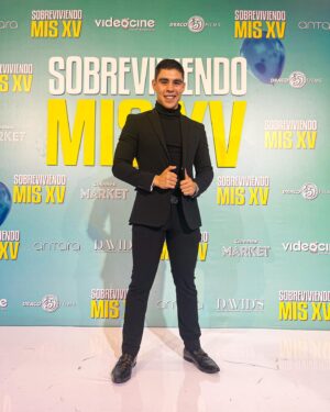Paco Luna Instagram - Hoy se estrena ¡Sobreviviendo mis XV! Y les dejo las fotos de mi primer red carpet 🤩🕴️, me sentí rodeado de gente que me quiere y me llenó el corazón saber que les gustó el proyecto! Gracias infinitas a @ruthchd @fjgonzalezcompean @chavacartas @pardoanilu @natpayan @lorena_ruvalcaba_  y a todos los que formaron parte de esta aventura! Mañana les subo todas las fotos del backstage y les presumo al elencazo de la peli! ♥️💫 

#actor #film #actorslife #videocine #sobreviviendomisxv #pacoluna