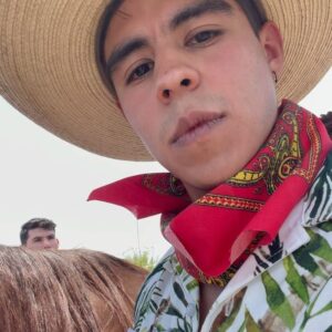 Paco Luna Instagram - No existe un lugar mejor para sanar un corazón roto que la espalda de un caballo 🐴🖤
