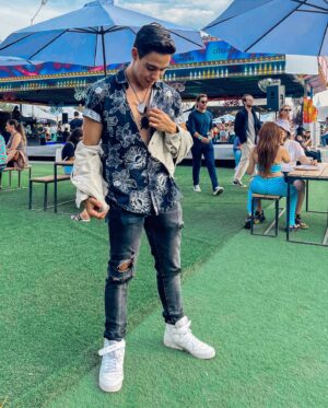 Paco Luna Instagram - La pasamos bomba este fin 🥵 swipe left para ver como bailo 🥳😂