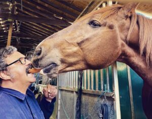 Paco Tous Instagram - Gazpacho el caballo que me cuida en rodaje. NOBLEZA.