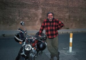 Paco Tous Instagram - Me gusta la foto  y  quién la hizo.
Mi moto y la muralla de atrás !!!
