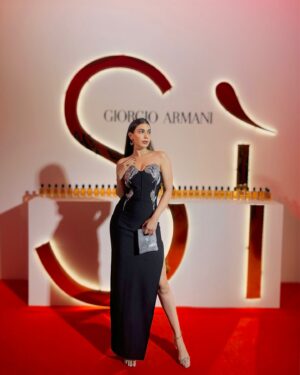 Palak Purswani Instagram - Little miss life recently from the event last night 🖤

@Armanibeauty
 #ArmaniSi #Armanifragrance

Outfit @themeshstore.co 
Styled by @cosmo_bydivya 
Bag @pursify_pp