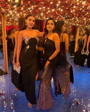 Palak Purswani Instagram - Little miss life recently from the event last night 🖤

@Armanibeauty
 #ArmaniSi #Armanifragrance

Outfit @themeshstore.co 
Styled by @cosmo_bydivya 
Bag @pursify_pp