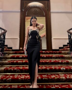 Palak Purswani Instagram - Little miss life recently from the event last night 🖤

@Armanibeauty
 #ArmaniSi #Armanifragrance

Outfit @themeshstore.co 
Styled by @cosmo_bydivya 
Bag @pursify_pp