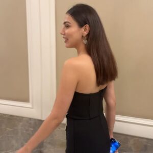 Palak Purswani Instagram - Little miss life recently from the event last night 🖤

@Armanibeauty
 #ArmaniSi #Armanifragrance

Outfit @themeshstore.co 
Styled by @cosmo_bydivya 
Bag @pursify_pp