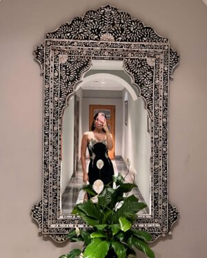 Palak Purswani Instagram - Little miss life recently from the event last night 🖤

@Armanibeauty
 #ArmaniSi #Armanifragrance

Outfit @themeshstore.co 
Styled by @cosmo_bydivya 
Bag @pursify_pp