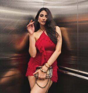 Palak Tiwari Instagram - When late only lift pics can do 🥰