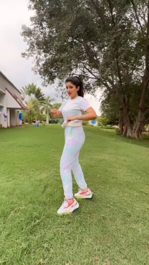 Pallavi Gowda Instagram - Had to do this bcoz I’m in love with this song 🤩
#AasaKooda #Trending #HookStep #Tamil #Dance