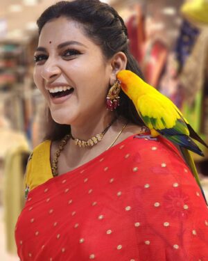 Pallavi Ramisetty Instagram - Captured with beautiful little momo 🦜

Black beads : @sgs_collections_and_creations

#intintiramayanamshoot  #pallaviramisettyofficial