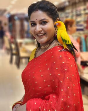 Pallavi Ramisetty Instagram - Captured with beautiful little momo 🦜

Black beads : @sgs_collections_and_creations

#intintiramayanamshoot  #pallaviramisettyofficial