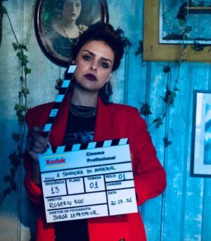 Paloma Bernardi Instagram - Dia de gritar bem alto:
“VIVA o CINEMA BRASILEIRO!” 🎬💫

Dia de lembrar que graças aos nossos diretores, produtores, autores e atores, temos o privilégio de eternizar e reconhecer nosso dom de fazer arte, nossas histórias, emoções e sentimentos através das obras que produzem. Dia de vibrar para que a humanidade na sétima arte, esteja e seja sempre um presente! 

Sou feliz por fazer parte da nossa história  cinematográfica, e como atriz quero me consolidar cada vez mais nas telonas… 

> Adiciona aqui os filmes que vc mais gosta!! Filmes comigo ou não! Filmes! Filmes Brasileiros! Vamos fazer essa nova ferramenta do insta funcionar,rs… 

19 de Junho - Dia do Cinema Brasileiro 
#diadocinemabrasileiro #Cinema #VidaDeAtriz