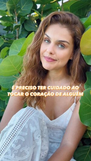 Paloma Bernardi Instagram - A U T O  C U I D A D O 

O jeito como você trata os corações que se envolvem contigo, diz tanto sobre você. 
O cuidado com que você entra no mundo de alguém, diz muito. A forma como você trata as pessoas, diz muito como você é. 

O modo como você permanece e sai da vida das pessoas é uma boa resposta sobre o que elas significam pra você. 

É PRECISO TER CUIDADO E RESPEITO AO TOCAR O CORAÇÃO DE ALGUÉM.

É preciso uma certa delicadeza pra habitar o coração de alguém que te convidou pra conhecer por dentro. 

Se faz sentido pra você tb, compartilhe. ツ 

#Reciprocidade  #ResponsabilidadeAfetiva #Autoconhecimento #coraçao 🤍
