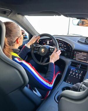 Paloma López Instagram - Porsche ice experience es la aventura que todos deberíamos vivir una vez en la vida. Aprender a conducir en la nieve y hielo, quitarte los miedos y derrapar es lo más guay que he hecho en mucho tiempo (bueno, y subirme a los coches de pie is my new passion)❄️❄️ Gracias a mi equipazo de @porsche_iberica #experienciaporsche