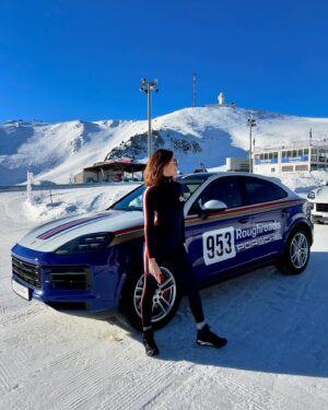 Paloma López Instagram - Porsche ice experience es la aventura que todos deberíamos vivir una vez en la vida. Aprender a conducir en la nieve y hielo, quitarte los miedos y derrapar es lo más guay que he hecho en mucho tiempo (bueno, y subirme a los coches de pie is my new passion)❄️❄️ Gracias a mi equipazo de @porsche_iberica #experienciaporsche