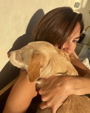 Paloma López Instagram - Querido Leo, tú no vas a leer este post pero yo lo escribo igual. Cumples 1 año, y la primera foto es de cuando te rescatamos en la protectora. He de decir que tú me rescataste a mi y me diste mucho de lo que me faltaba. Hacia 2 años que se murió mi perrita Noa y yo estaba tan triste que no era capaz de coger otro perrito, pero apareciste tú. Y desde el minuto uno me cautivaste. Te pareces a tu padre, pero eres gracioso y divertido como tu madre 😝 🤍  #adoptanocompres #dog