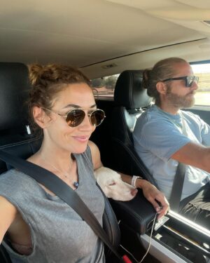 Paloma López Instagram - Querido Leo, tú no vas a leer este post pero yo lo escribo igual. Cumples 1 año, y la primera foto es de cuando te rescatamos en la protectora. He de decir que tú me rescataste a mi y me diste mucho de lo que me faltaba. Hacia 2 años que se murió mi perrita Noa y yo estaba tan triste que no era capaz de coger otro perrito, pero apareciste tú. Y desde el minuto uno me cautivaste. Te pareces a tu padre, pero eres gracioso y divertido como tu madre 😝 🤍  #adoptanocompres #dog