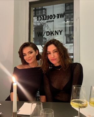 Paloma López Instagram - NY, arte, burguers y jazz 🦁  @wecollect_gallery @dkny #dknyoriginal