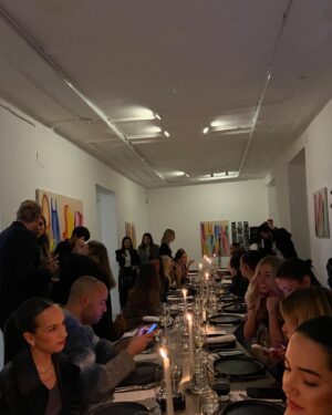 Paloma López Instagram - NY, arte, burguers y jazz 🦁  @wecollect_gallery @dkny #dknyoriginal